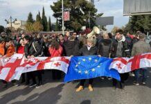 У Грузії відбувається акція проти затвердження результатів виборів, голову ЦВК облили чорною фарбою