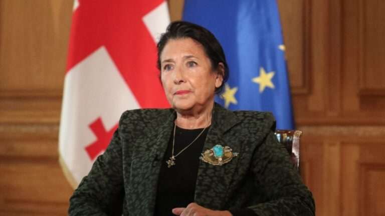 Президентка Грузії каже, що залишиться на посаді до обрання «легітимного парламенту»