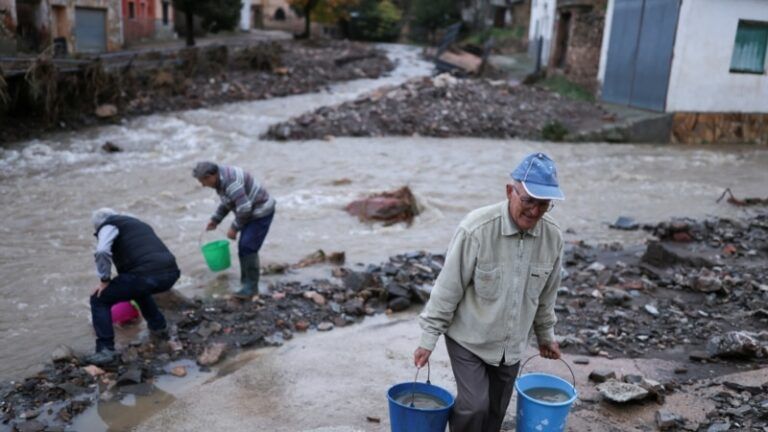 Аеропорт Барселони скасував або затримав десятки рейсів через зливи
