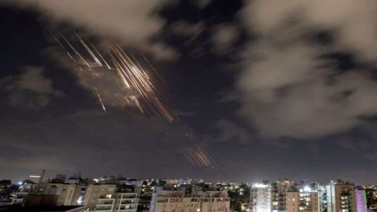 «Хезболла» вдарила по передмістю Тель-Авіва: спалахнула пожежа, є поранені – ЦАХАЛ