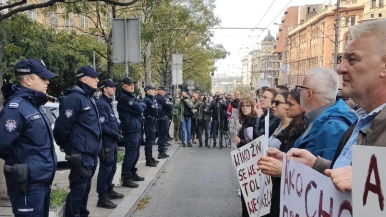 «Корупція вбиває» – в Сербії відбулися протести після аварії з людськими жертвами на вокзалі
