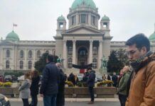 14 хвилин мовчання: серби вшанували жертв трагедії на залізничному вокзалі Нового Саду