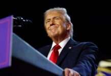 Трамп перемагає в усіх “хитких” штатах