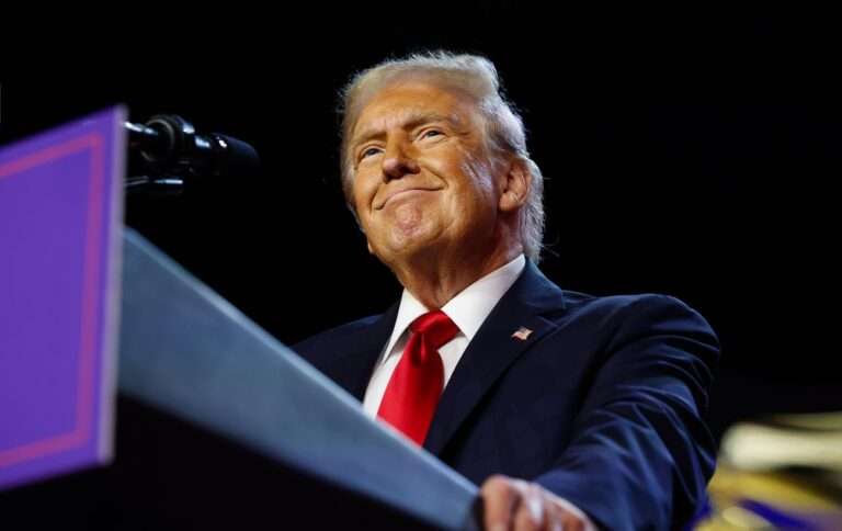 Трамп перемагає в усіх “хитких” штатах