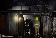 У Кривому Розі рятувальники загасили палаючий гараж з автомобілем всередині