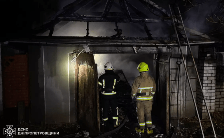 У Кривому Розі рятувальники загасили палаючий гараж з автомобілем всередині