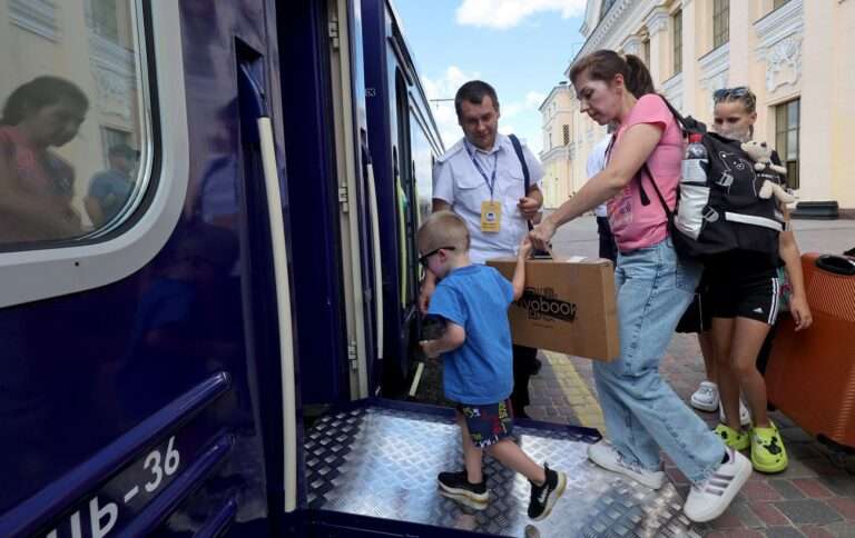 Дитячі вагони та безоплатний проїзд: які є пільги для дітей в “Укрзалізниці”