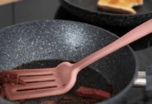 Легендарний метод очищення посуду “дві склянки”: як легко видалити наліт на сковороді