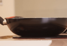 Як очистити пригорілу каструлю за допомогою лише однієї таблетки: дієвий лайфхак