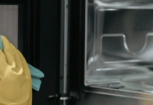 Цей засіб допоможе ефективно та екологічно відмити скло мікрохвильовки: кухонний лайфхак