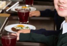 Харчування стане безплатним, а на входах встановлять рамки безпеки: у 2025 році на українські школи чекають кардинальні зміни