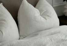 Додайте цей засіб до порошку й постільна білизна знову стане білосніжною: лайфхак для господинь