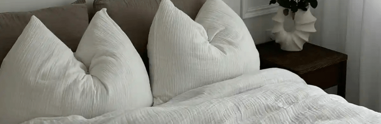 Додайте цей засіб до порошку й постільна білизна знову стане білосніжною: лайфхак для господинь