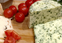 Як легко приготувати ніжний сир вдома: ідея для святкового столу