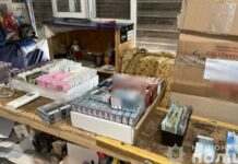 На одному з ринків Дніпра поліцейські міграційної поліції вилучили нелегальні цигарки та алкоголь на мільйон гривень
