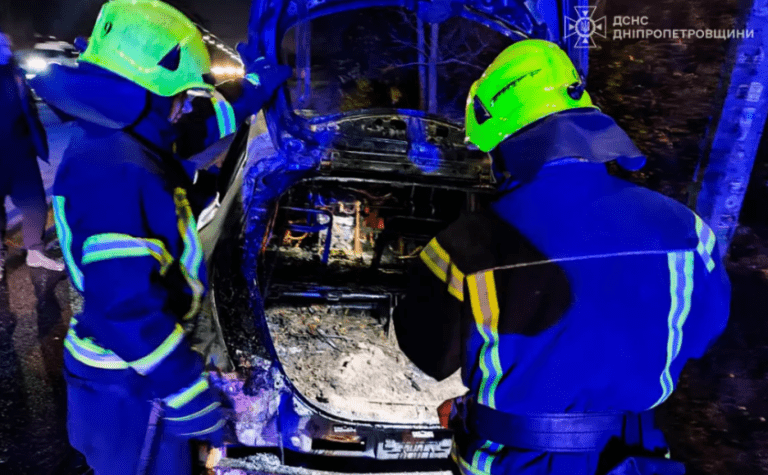 У Кам’янському загасили електромобіль