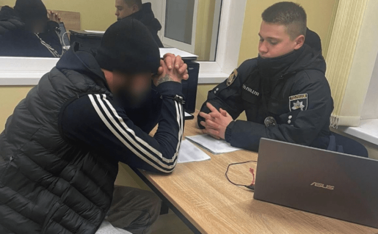 Слідчі Дніпра повідомили про підозру 29-річному чоловіку за напад на поліцейського
