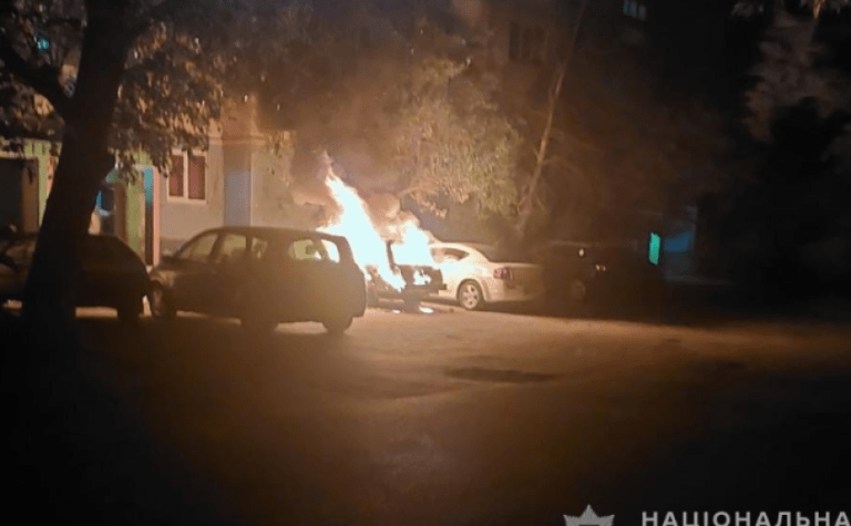 У Кам’янському 35-річна жінка підпалила автомобіль знайомого