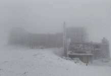 Складні погодні умови. Рятувальники показали справжній сніговий шторм у Карпатах (відео)