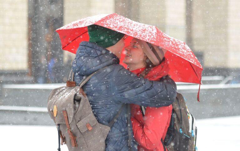 Сніг та дощ в одному регіоні. Синоптики дали прогноз на завтра