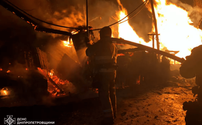 У Синельниківському районі вночі сталася пожежа на території приватного домоволодіння