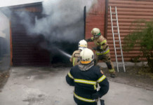 У Синельниківському районі зайнявся гараж з автомобілем усередині