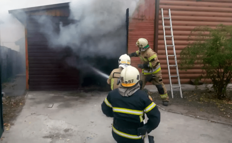 У Синельниківському районі зайнявся гараж з автомобілем усередині