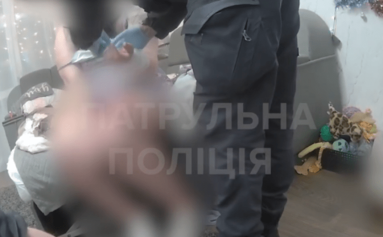 Патрульні Запоріжжя допомогли жінці зі скривавленою рукою