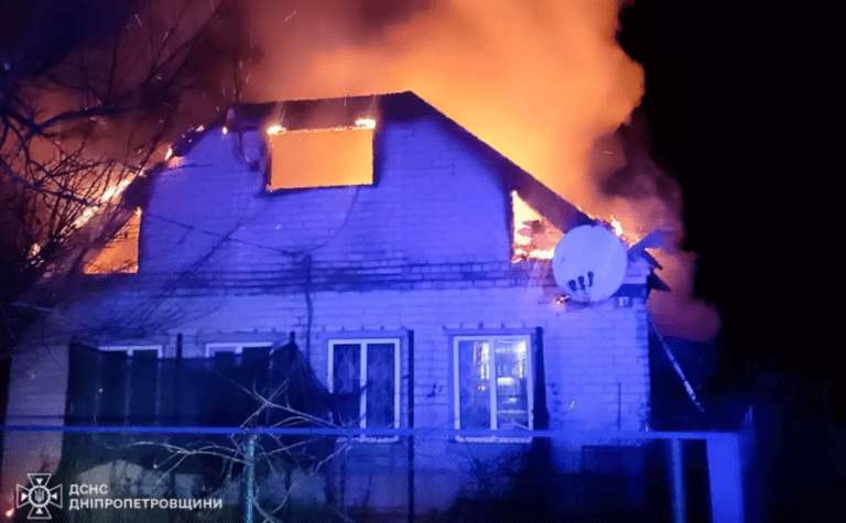 У Синельниківському районі рятувальники ліквідували пожежу в приватному житловому будинку