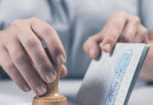 Чи потрібно українцям змінювати документи після перейменування вулиць: подробиці