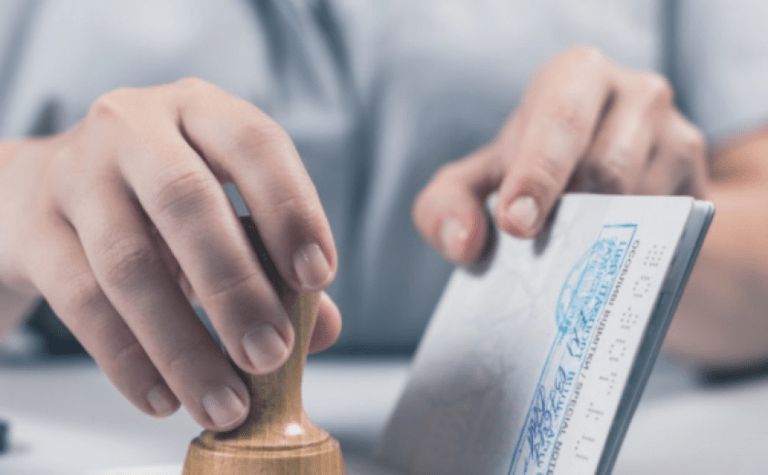 Чи потрібно українцям змінювати документи після перейменування вулиць: подробиці