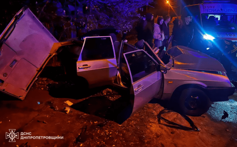 У Кам’янському внаслідок ДТП водіїв двох автівок затисло всередині