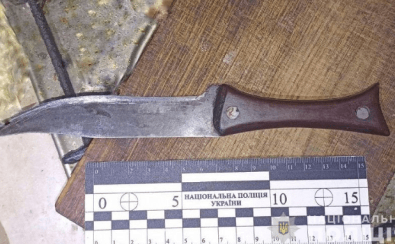 Завдав тяжких травм сусіду: криворізькі поліцейські затримали нападника