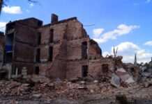 Сили РФ вдарили з авіації по п’ятиповерхівці у Лимані на Донеччині – ДСНС