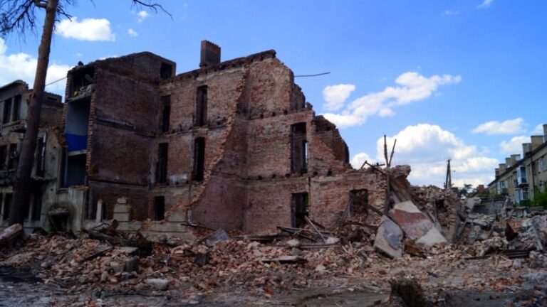 Сили РФ вдарили з авіації по п’ятиповерхівці у Лимані на Донеччині – ДСНС