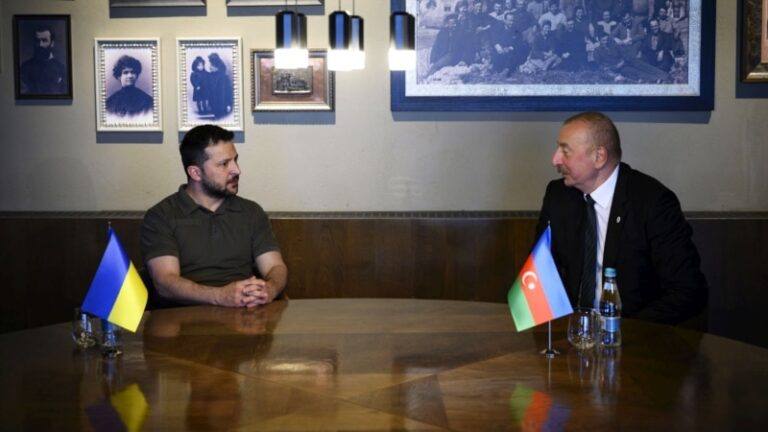 «Росія має надати чіткі пояснення» – Зеленський у розмові з Алієвим про катастрофу літака