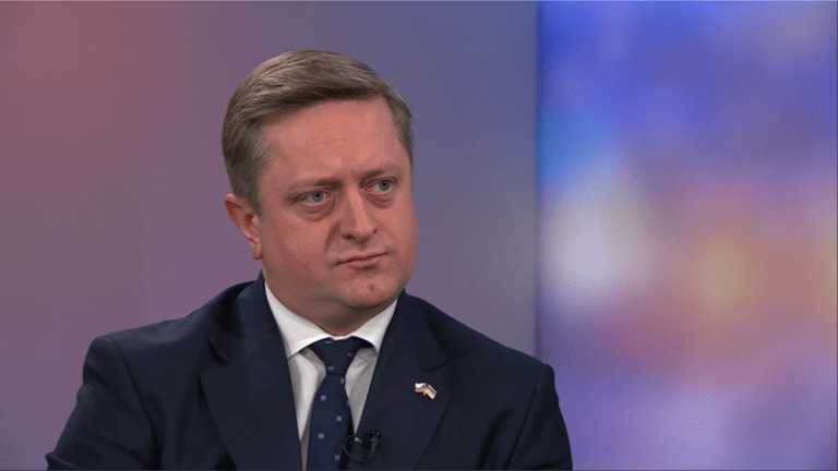 Український посол в Чехії роз’яснив масові відмови в оформленні паспортів хлопцям, які виїхали за кордон до 18 років