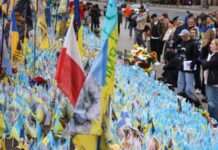 У поліції заявили про затримання чоловіка, який пошкодив прапори і фото загиблих військових на Майдані