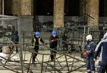 На тлі протестів біля парламенту Грузії встановлюють новорічну ялинку