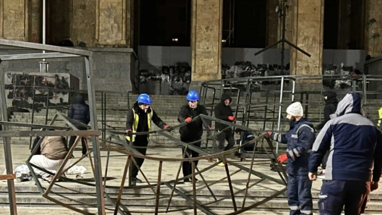 На тлі протестів біля парламенту Грузії встановлюють новорічну ялинку