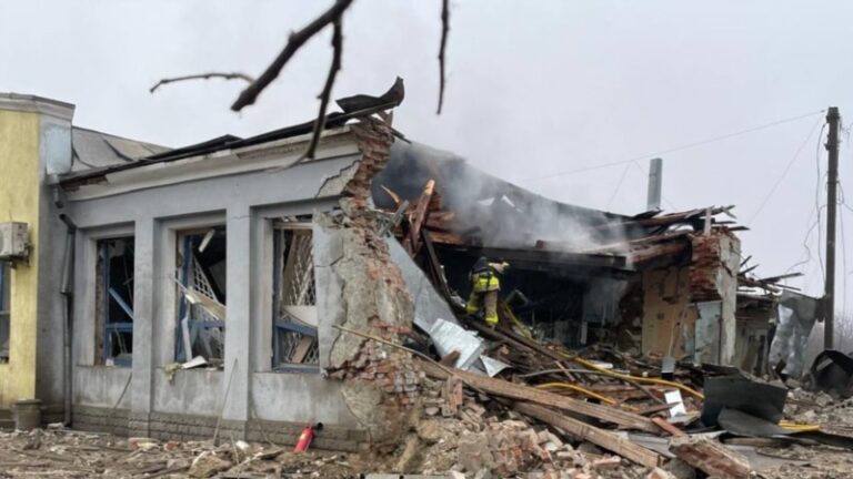 ОВА: війська РФ вдарили КАБами по Золочеву на Харківщині, є поранений