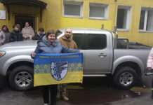 Освітяни Камʼянського передали ще дві військові автівки нашим захисникам на фронт