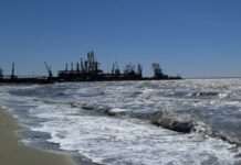 Російський танкер із мазутом розломився навпіл і тоне біля Керченської протоки