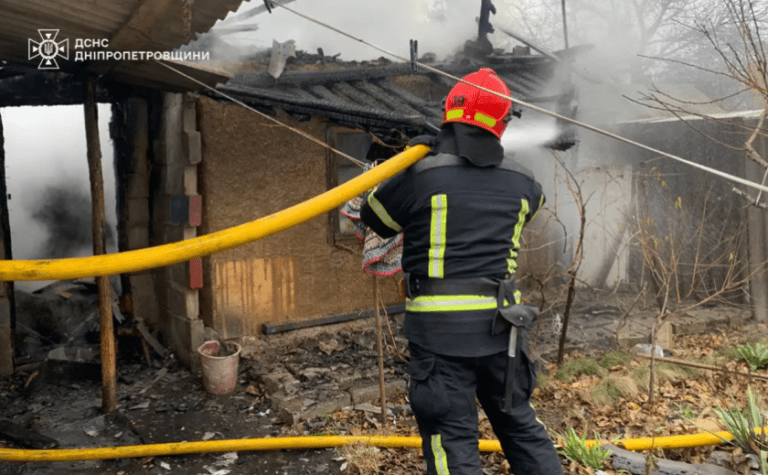 В Жовтих Водах надзвичайники ліквідували займання літньої кухні: деталі