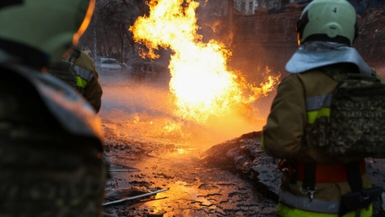 Сили РФ дронами знищили склад супермаркетів під Києвом: у ДСНС кажуть, що пожежу вже ліквідували