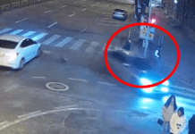 На проспекті Яворницького у Дніпрі водій Hyundai проїхав на «червоний» та врізався в Mazda, яка відлетіла в пішохода