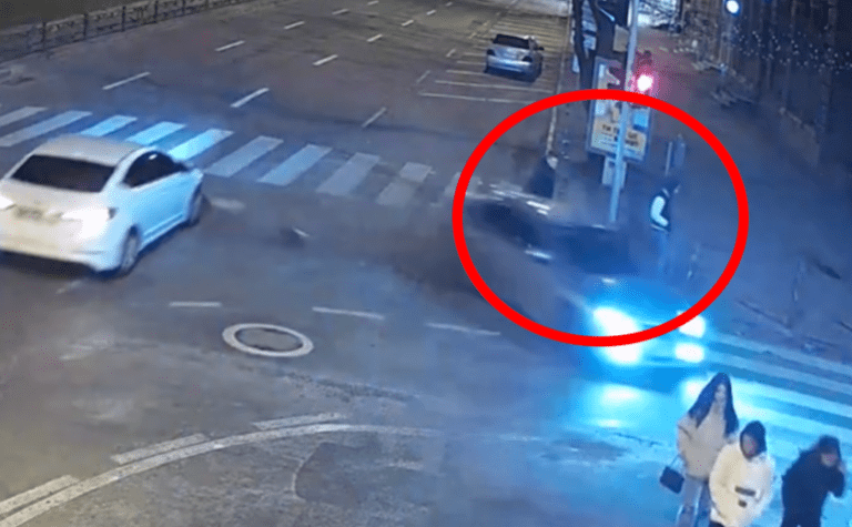 На проспекті Яворницького у Дніпрі водій Hyundai проїхав на «червоний» та врізався в Mazda, яка відлетіла в пішохода