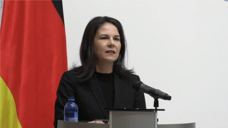 На переговорах у Пекіні Бербок застерегла Китай від підтримки Росії