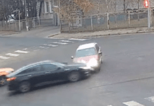 На вулиці Космічній у Дніпрі Kia зіткнулась з Skoda та відлетіла у стовп: подробиці ДТП