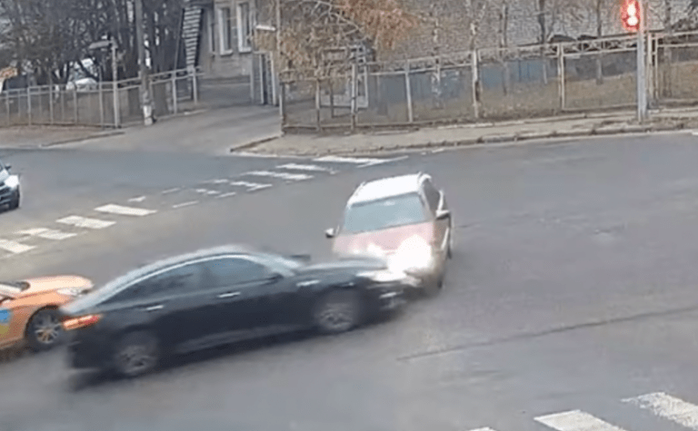 На вулиці Космічній у Дніпрі Kia зіткнулась з Skoda та відлетіла у стовп: подробиці ДТП